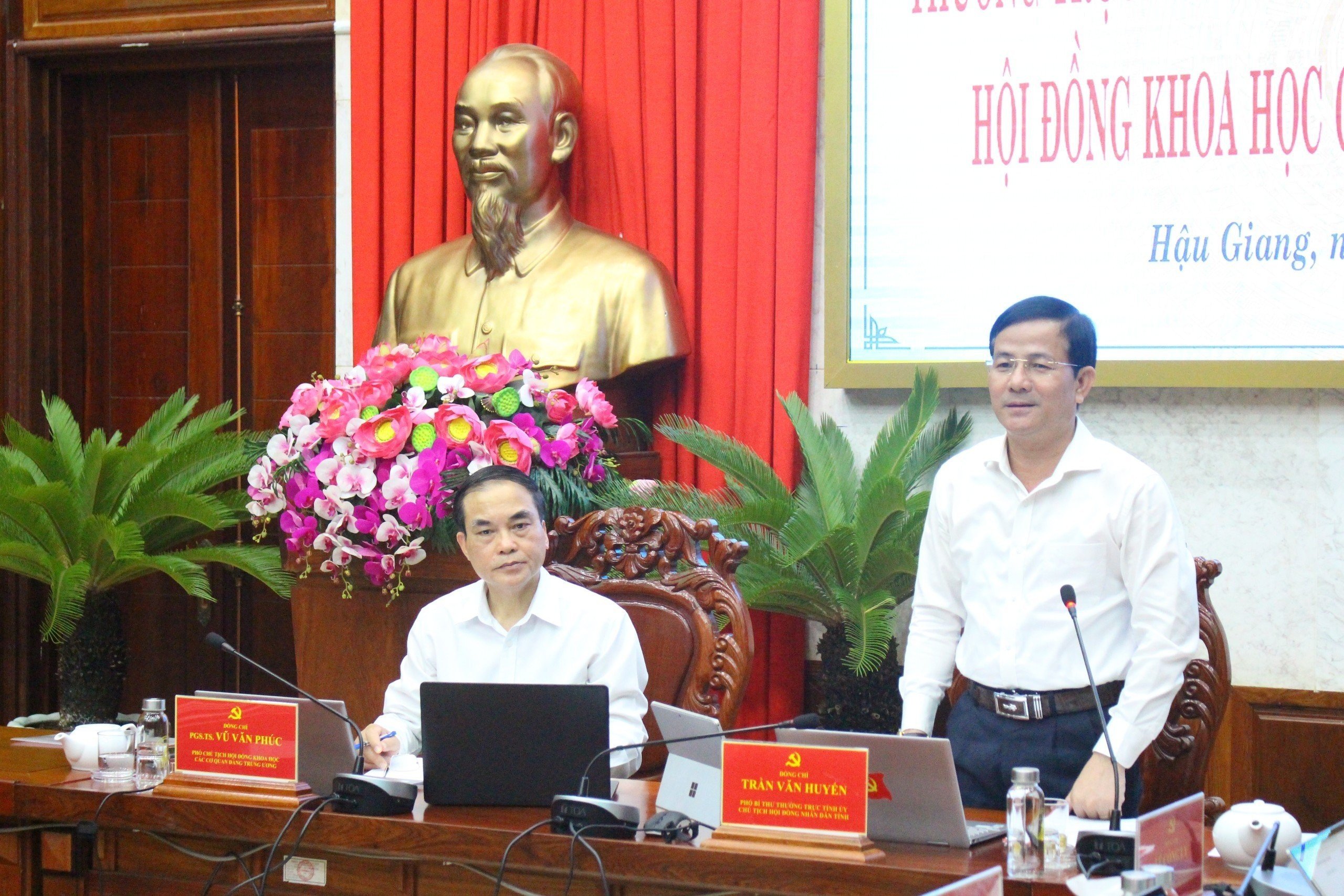 Đồng chí Trần Văn Huyến, Phó Bí thư Thường trực Tỉnh ủy, Chủ tịch HĐND tỉnh Hậu Giang phát biểu tại buổi làm việc.